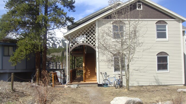 Building Photo - Great Location, Walk to Everything! Update...