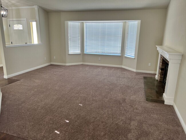 Building Photo - MOVE IN READY! Great looking home on a court location with low maintenance landscaping.