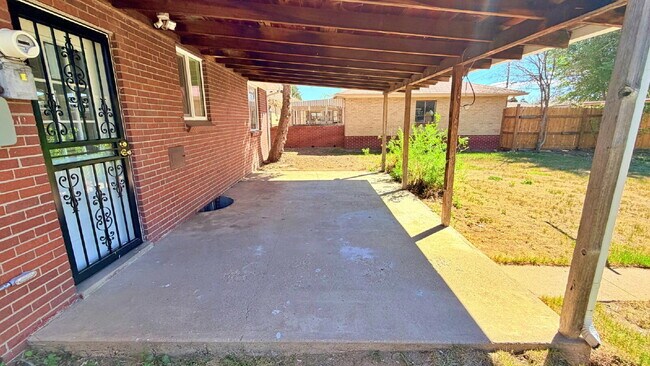 Building Photo - FANTASTIC REMODELED 3 Bed 2 Bath Home in Strayer & Shephards Park Hill Brand New Flooring New Car...