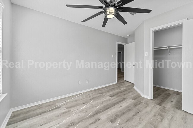 Building Photo - 2205 Bolivar Dr