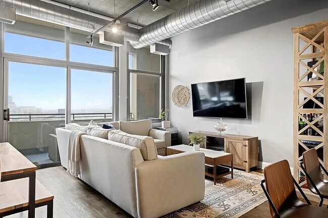 Building Photo - 900 N Kingsbury St