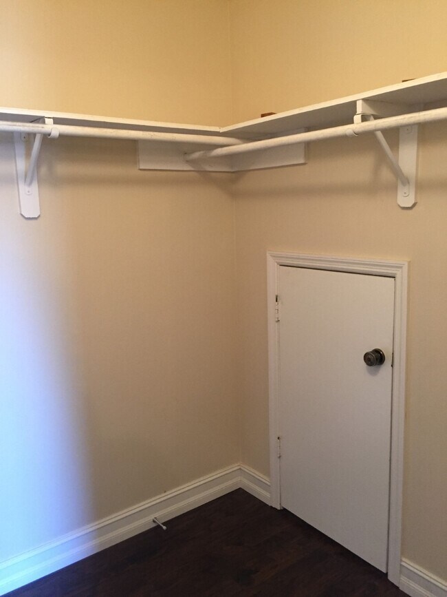 Building Photo - 550 Hassocks Loop