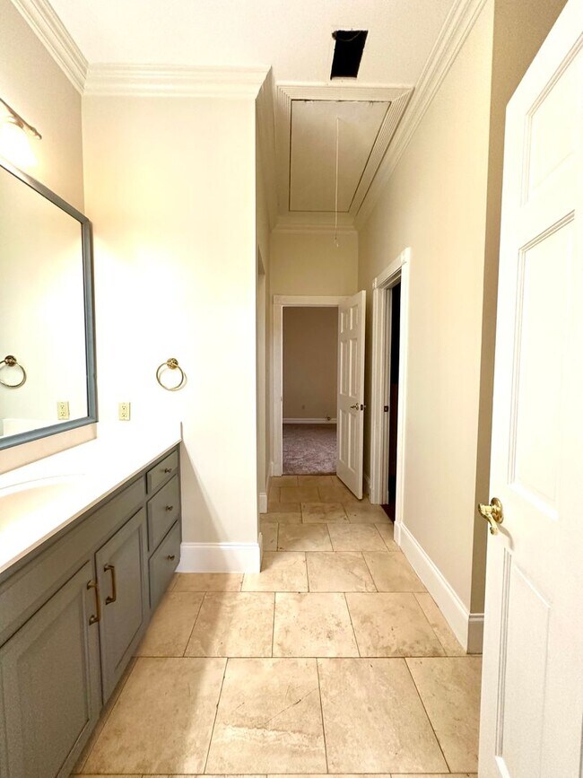Building Photo - 3BR 2BA 3rd Street Downtown