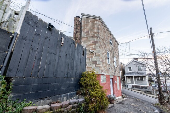 Building Photo - Available August 2026 - 2 Bedroom Home w/ LOADS of Character & Central AC Throughout!