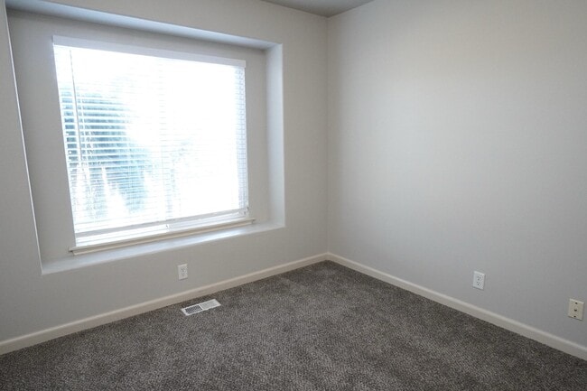 Building Photo - 1445 W Silver Salmon Dr