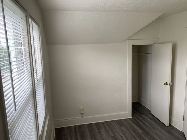 Building Photo - 3 or 4 bedroom (3 bedrooms+ bonus room) House in Rum Village