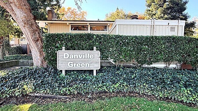 Building Photo - Updated and Move-In Ready 3BD/2.5BA Townhouse Near Downtown Danville- Available Now!