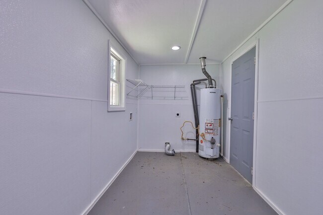 Building Photo - 1260 Shore Dr SW