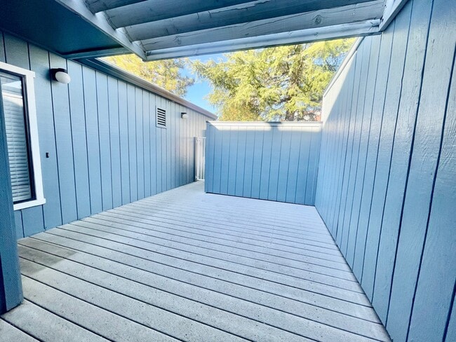 Building Photo - 204 Rockwood Dr