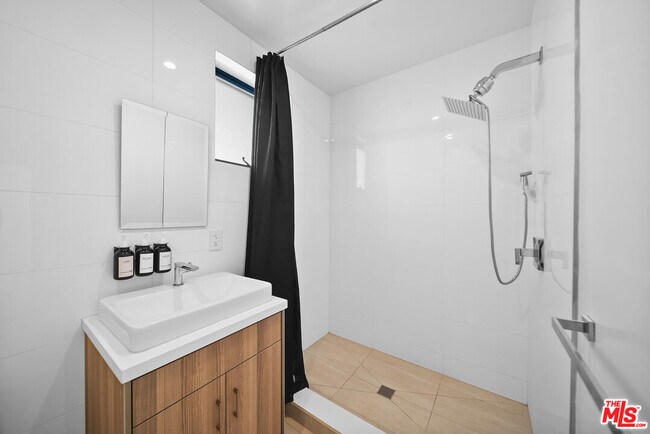 Building Photo - 733 N Gramercy Pl