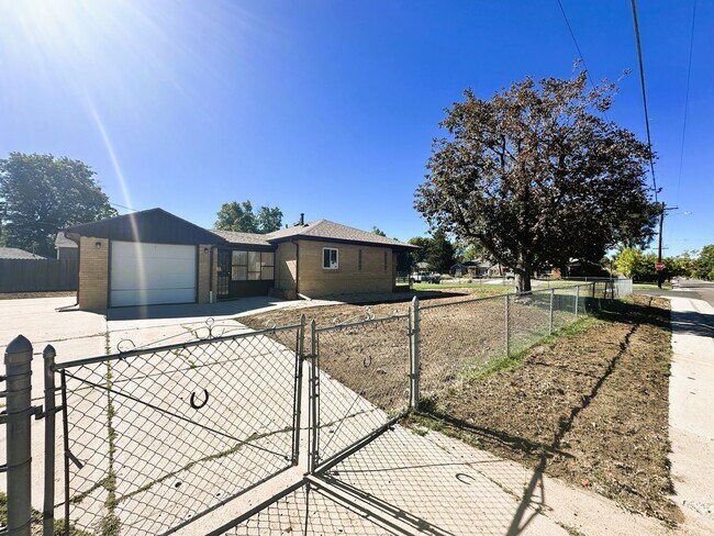 Building Photo - 3 Bed 1 Bath Ranch in North Park Hill! (Av...