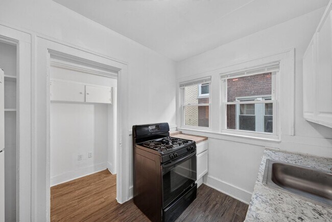 Building Photo - 2025 Calvert Ave