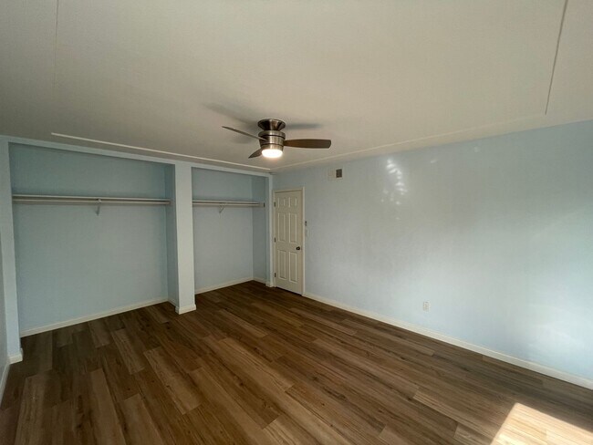 Building Photo - Large 5 bed 2 bath house (Lease out, pending signatures. Check back in a few days!)