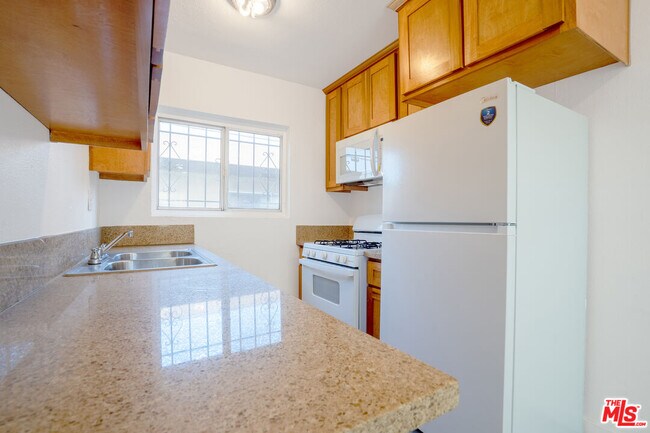 Building Photo - 241 W 84th St