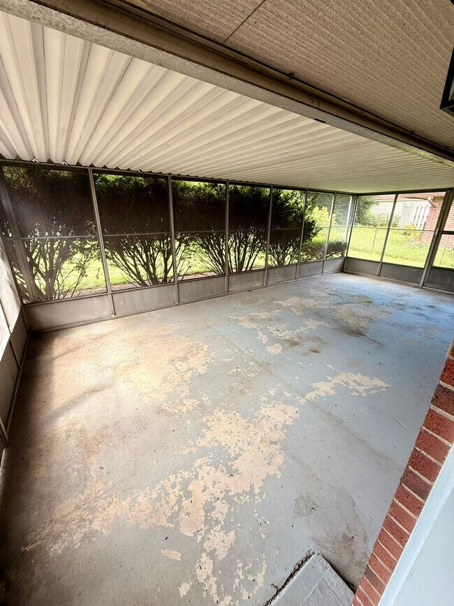 Building Photo - Updated 3BR Brick Ranch | Screened Porch | Attached Garage