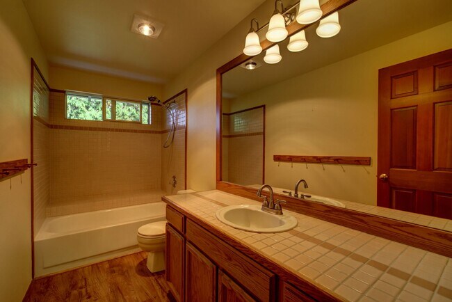 Building Photo - 5Bd/2.5Ba Bellevue Home