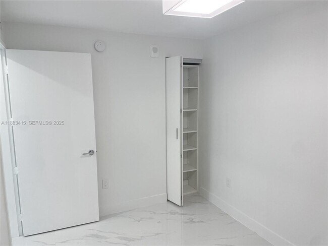 Building Photo - 700 NE 24th St