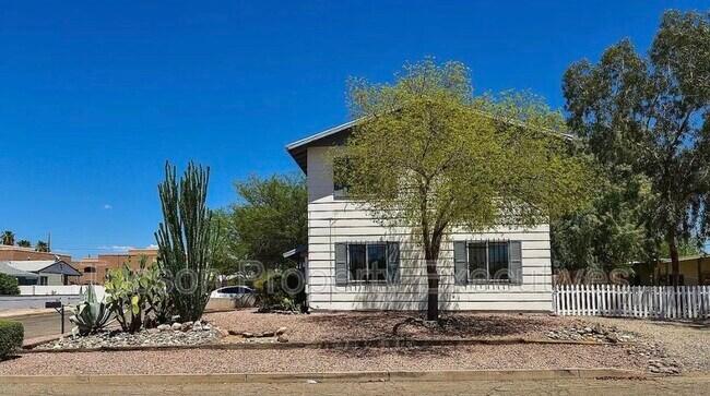 Building Photo - 902 E Elm St