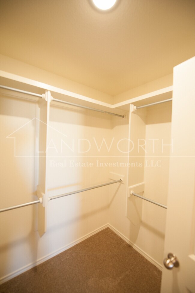Building Photo - Beautiful Townhome in Great Neighborhood