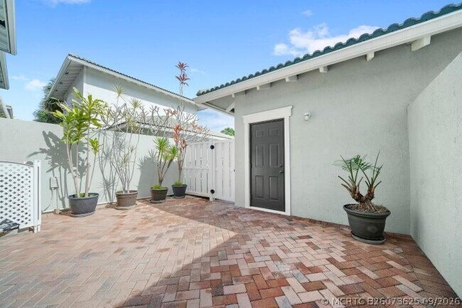 Building Photo - 948 NW 18th Ave