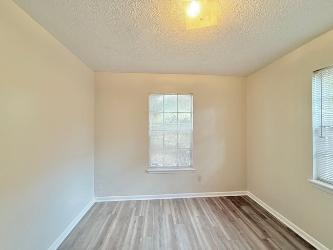 Building Photo - Quaint 3-Bedroom Home - Fenced Yard