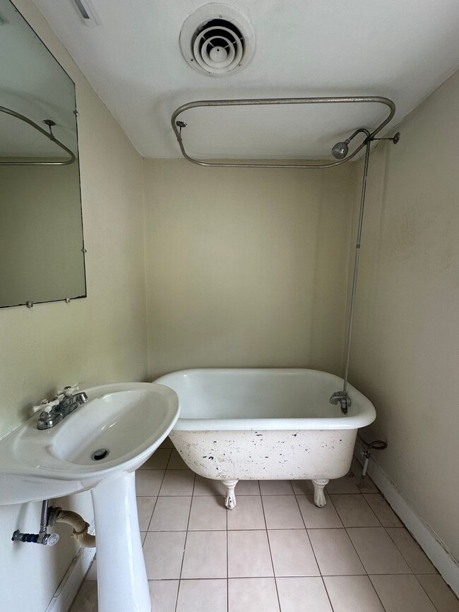 Building Photo - 2 Bed 1 Bath Apartment with Historic Charm