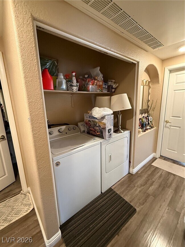 Building Photo - 401 Amber Pine St