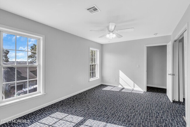 Building Photo - 1418 Summit Pl