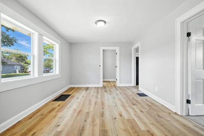 Building Photo - 2526 Caroline Ave