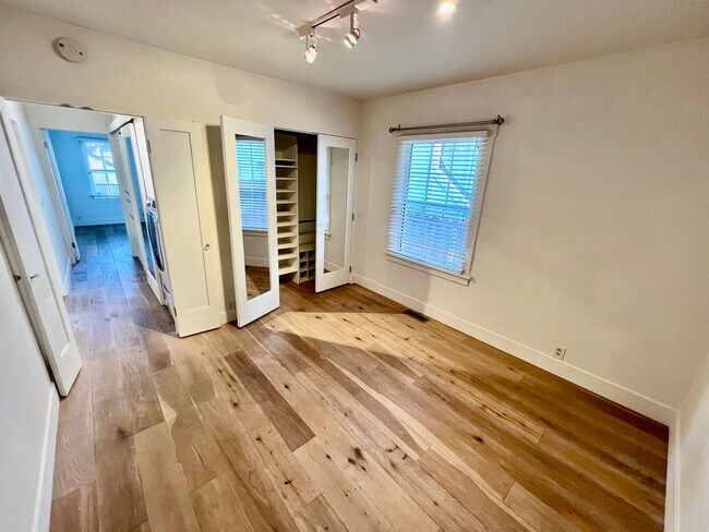 Building Photo - 1072F-A/B-PGPM-T/L-CS