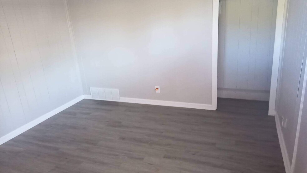 Building Photo - 2441 N Oswego Ave