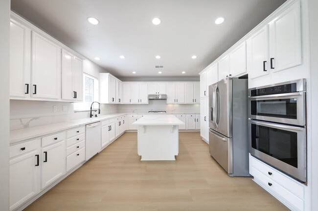 Building Photo - 5702 Segovia Way