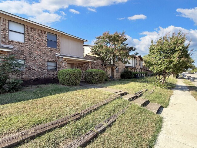 Building Photo - Charming 2-Bedroom Brick Home with Spaciou...