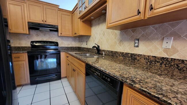 Building Photo - Fantastic 3 Bed/ 2 bath + Den ~ UTC Distri...