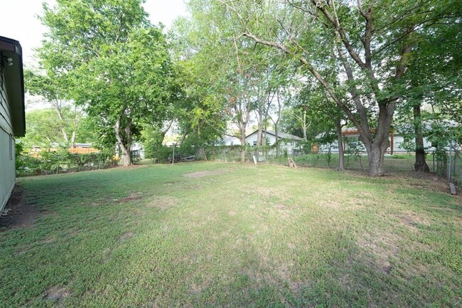 Building Photo - 5900 Glen Meadow Dr
