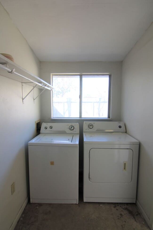 Building Photo - Walk to the Comal River, Schlitterbahn, & Downtown NB /1/1 Duplex with Courtyard! Includes Fridge...