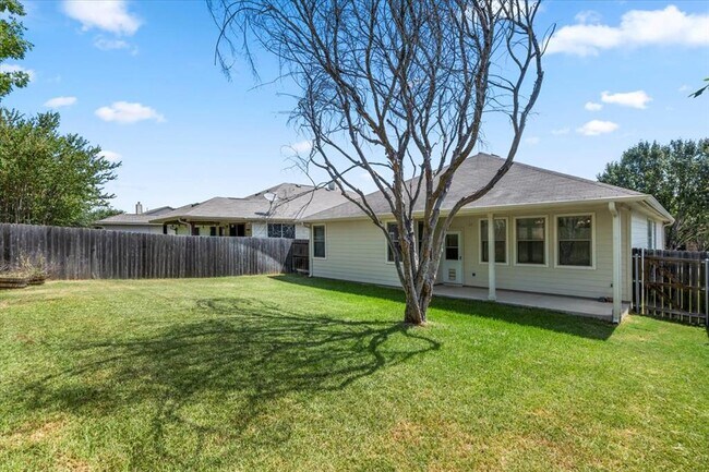 Building Photo - 2041 Livonia Dr