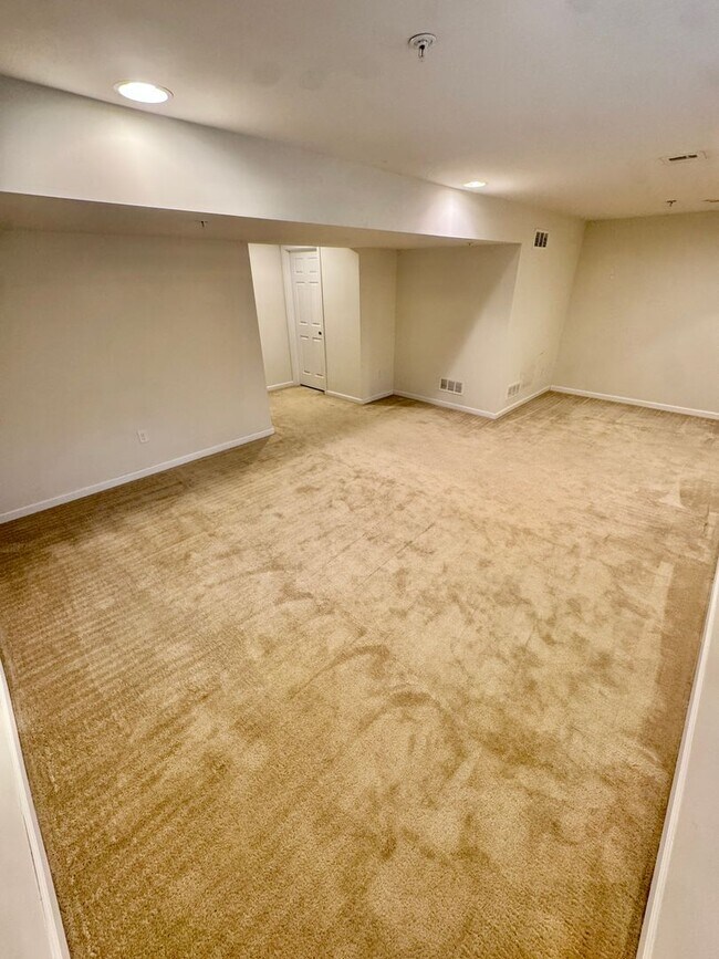 Building Photo - PARKLAND SCHOOLS! THREE BEDROOM TOWNHOME