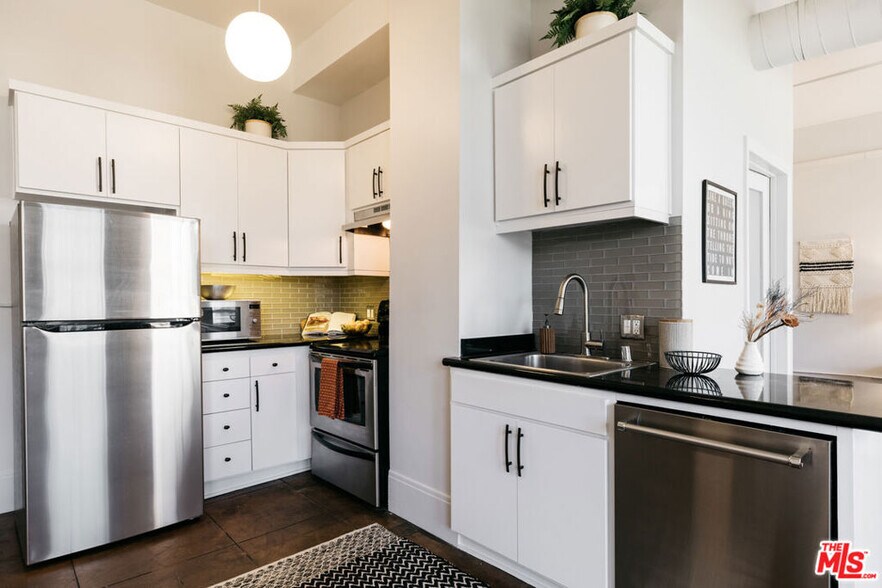 Building Photo - 108 W 2nd St