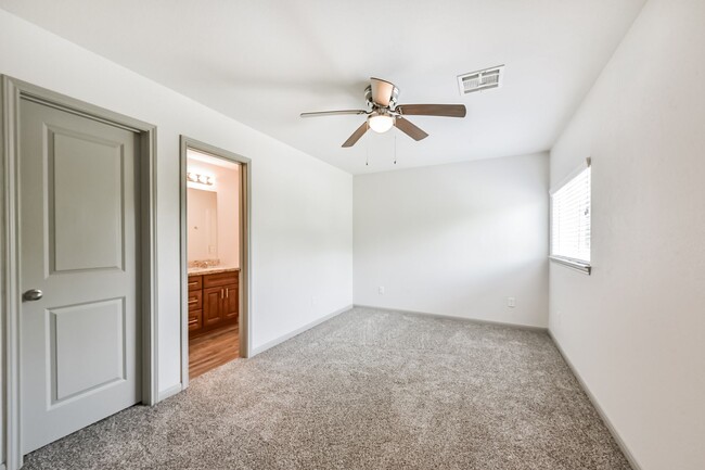 Building Photo - 914 Shady Ln