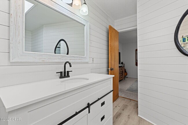 Building Photo - 136 Colina Cir