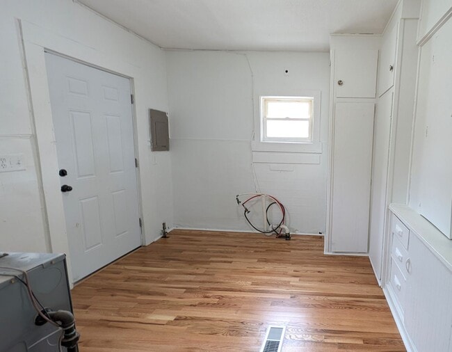 Building Photo - 1096 Wood St