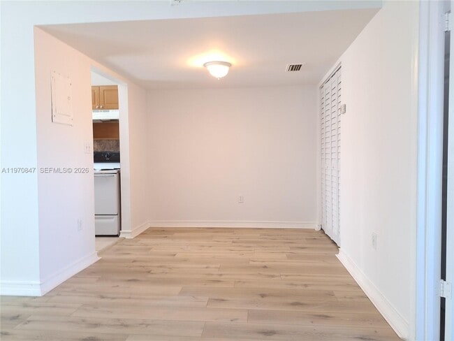 Building Photo - 2011 Bay Dr