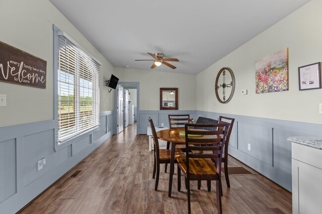 Building Photo - 2116 Las Flores Ln