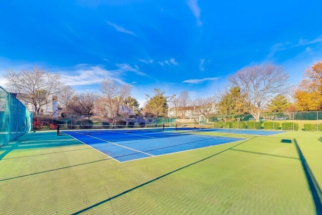 Building Photo - Clean & Fresh 2 + 2 close to METRO!