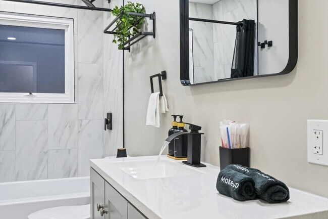 Building Photo - 1410 N Lama Ln