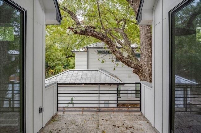 Building Photo - 1406 E 2nd St