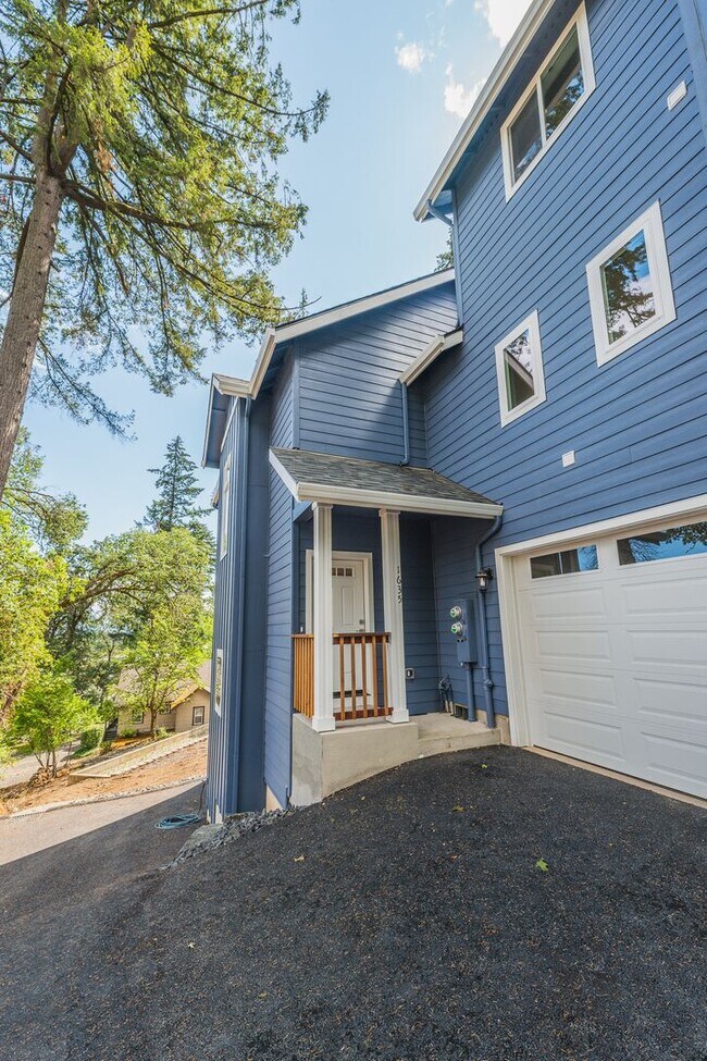 Building Photo - Sylvan Street Duplex