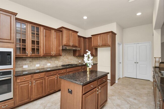 Building Photo - 1122 Boxwood Dr