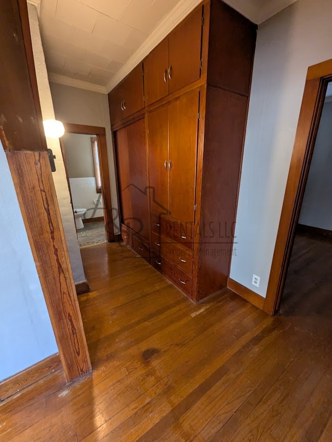 Building Photo - 206 W 1st St